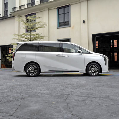 GAC M8 سيارة صينية تعمل بالوقود 5 أبواب 7 مقاعد MPV محرك 2.0T