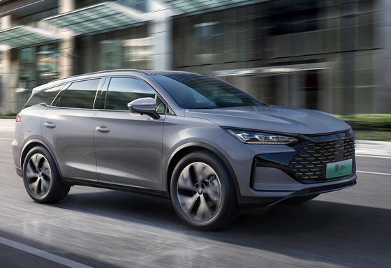 سيارة سيدان كهربائية من بي واي دي مع زمن شحن 8 ساعات، هيكل بـ 5 أبواب، وسرعة قصوى 120 ميل في الساعة